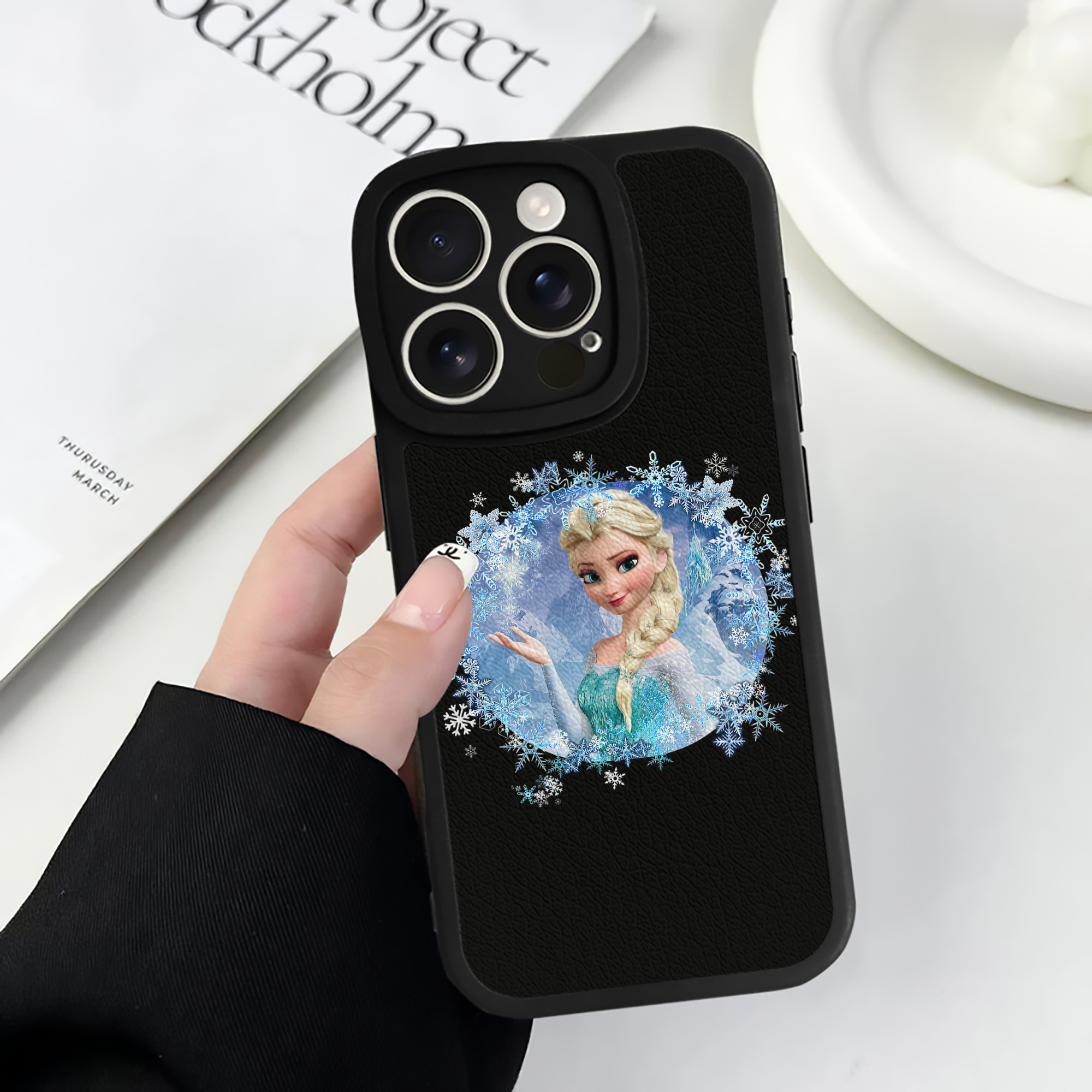 （画像用） アナと雪の女王 アンナ エルサ Frozen Anna Elsa 【iPhone 16シリーズ対応】シリコンスマホケース（レザー調） 材質：シリコン